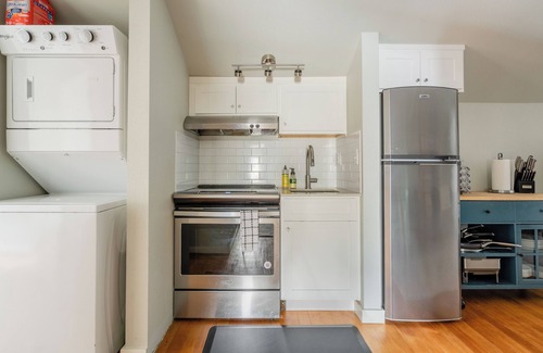 Sullivan's Gulch Apartment | Top-Floor Hideout Best Location 2BR 4 Guests