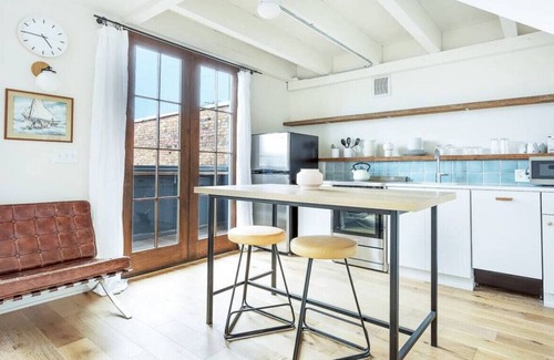 Yamacraw Village Apartment | Top Floor Loft With Patio