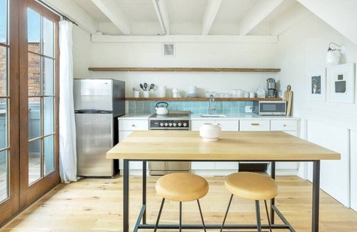 Yamacraw Village Apartment | Top Floor Loft With Patio