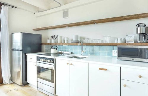 Yamacraw Village Apartment | Top Floor Loft With Patio