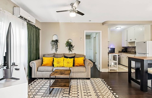 Crescent Lake Apartment | Top-Floor Lookout: Bright, Pet-Friendly 1BR with King Bd and Full-Size Sofa Bd