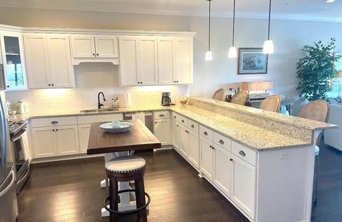 Darien Condo | Top Floor luxury 3-bedroom condo w/river and marsh views - Walk to dining.