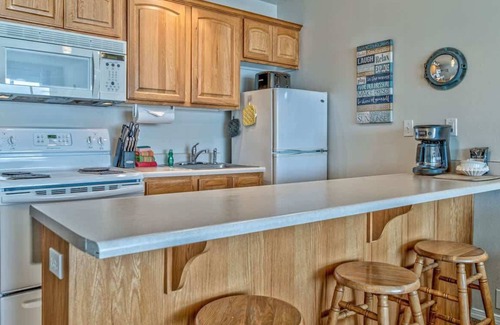 Lincoln City Condo | Top Floor Oceanfront Suite - Sleeps 5 - Pool and Sauna!