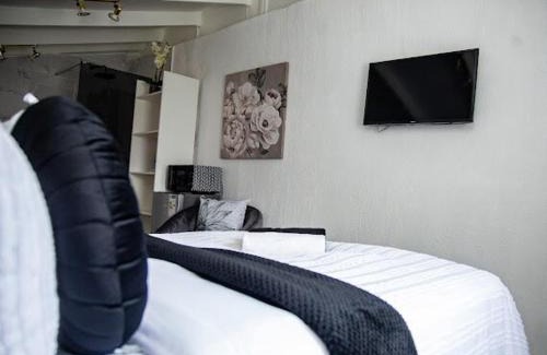 Randpark Ridge Apartment | Top-Floor Open En-Suite Studio