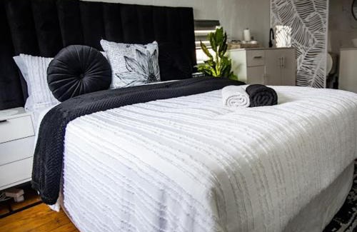 Randpark Ridge Apartment | Top-Floor Open En-Suite Studio