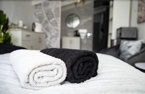 Randpark Ridge Apartment | Top-Floor Open En-Suite Studio