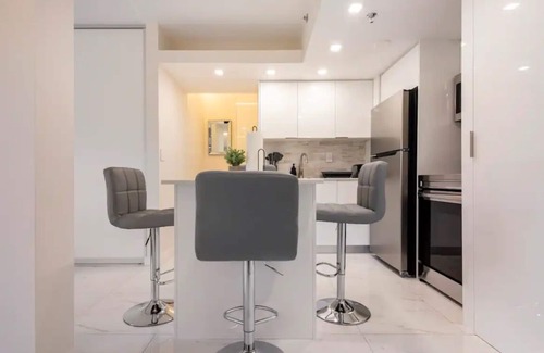 South Pointe Condo | TOP FLOOR 'PENTHOUSE' 2BED/2BATH