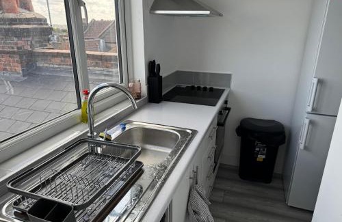 Woodhouse Apartment | Top Floor Spacious Studio Flat