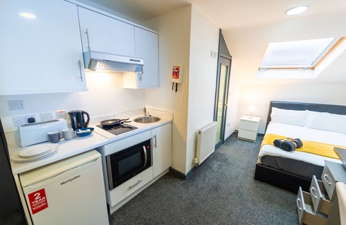 Selly Oak Apartment | Top floor studio close to QE
