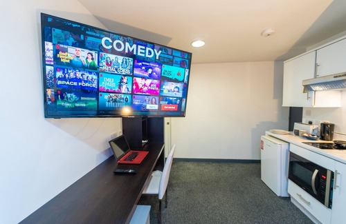 Selly Oak Apartment | Top floor studio close to QE