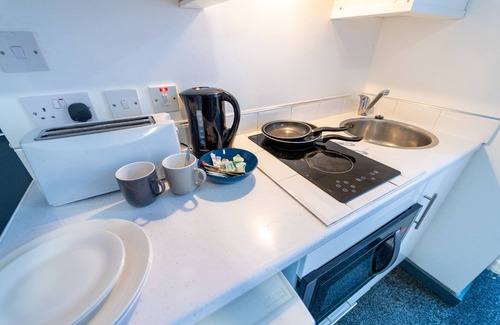 Selly Oak Apartment | Top floor studio close to QE