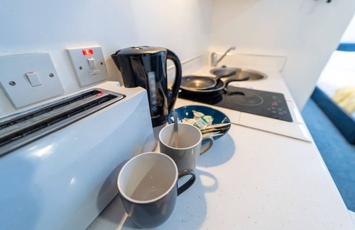 Selly Oak Apartment | Top floor studio close to QE