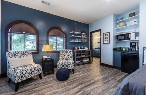 Lake Oconee House | Top-floor studio with golf-view shared balcony & outdoor TV - near Lake Oconee