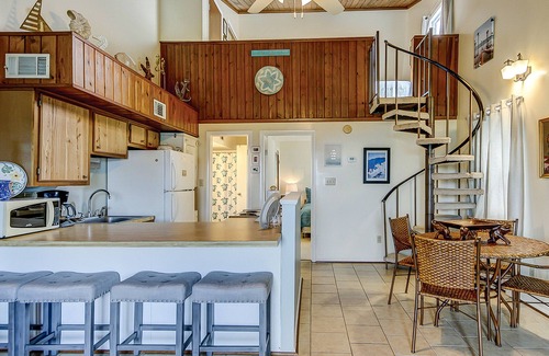 Ocean Ridge Condo | Top-floor villa with fairway views - central AC, private W/D, WiFi - Dogs OK