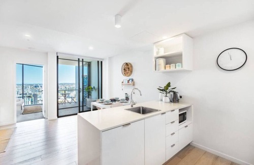 South Brisbane Apartment | Top Floor w/Great Views 1BD unit, Pool & Gym
