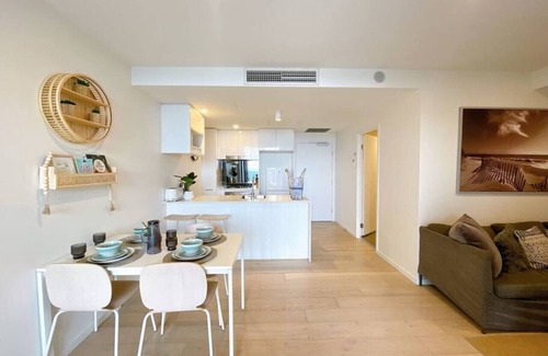 South Brisbane Apartment | Top Floor w/Great Views 1BD unit, Pool & Gym