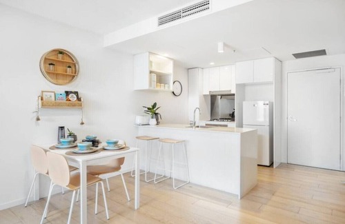 South Brisbane Apartment | Top Floor w/Great Views 1BD unit, Pool & Gym