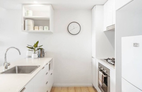 South Brisbane Apartment | Top Floor w/Great Views 1BD unit, Pool & Gym