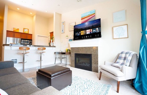 Downtown Seattle Condo | Top Floor Water View Oasis near Space Needle & Cruise