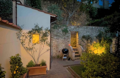 San Niccolo Apartment | Top floor with garden bordering the historic city walls in San Niccolo district