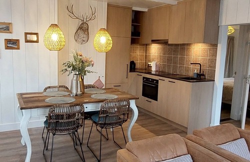 Egmond aan Zee Apartment | Top location! Next to lighthouse, beach 50m FLOW
