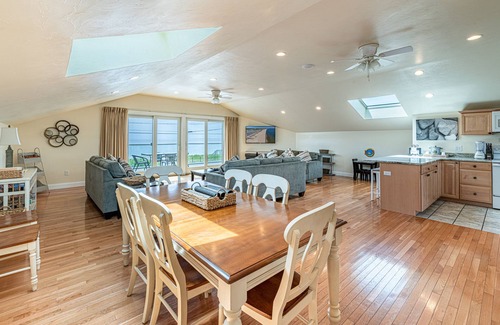 North Truro House | Top Mast Resort- Shore House! Beach, Pool, Housekeeping and more!