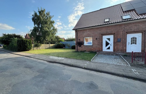 Guestrow House | Top modern townhouse in mint condition with garden+barbecue+garage safe and quiet