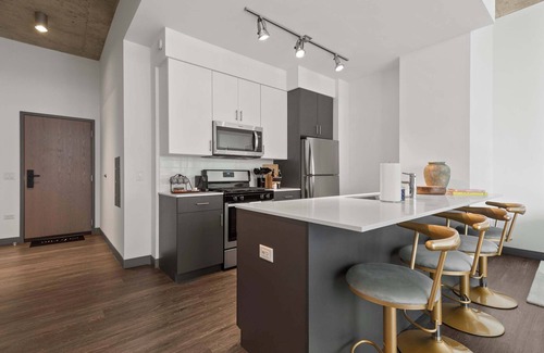 The Loop Apartment | Top-Notch 2BR: The Bean View, Loop, Balcony