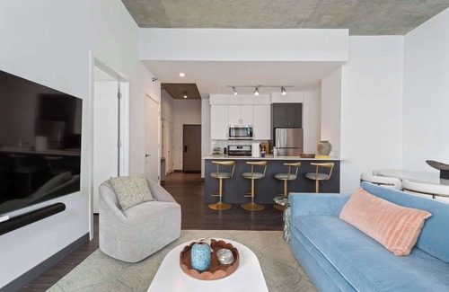 The Loop Apartment | Top-Notch 2BR: The Bean View, Loop, Balcony