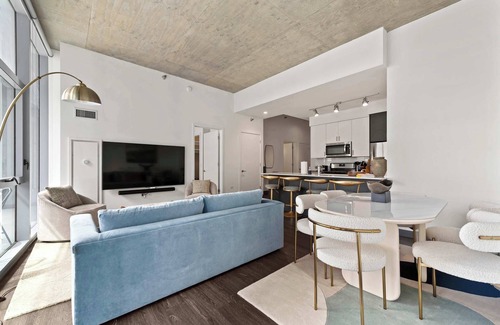 The Loop Apartment | Top-Notch 2BR: The Bean View, Loop, Balcony