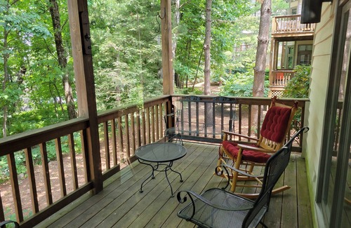 Nellysford Condo | Top of Mountain 2 BR Condo, Short Walk to scenic overlooks of the Mtns. in Fall
