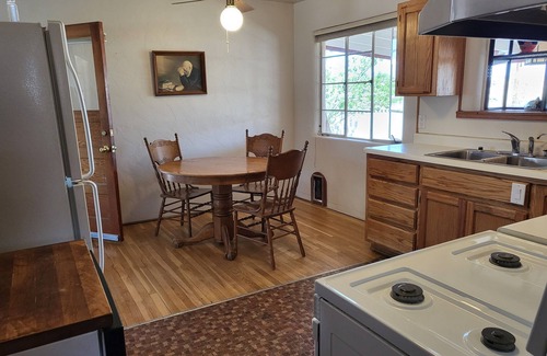 Truth or Consequences House | Top of the Hill Guest House - Cozy home near City Golf Course - Pet Friendly!n
