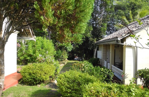 Weligama House | "Top of the Hill" colonial style villa with tropical garden and restaurant