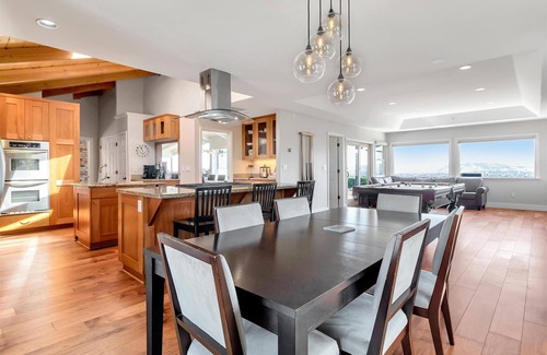 Overlook House | Top of the Hill Private Estate, Quiet, downtown in 5 min. Monthly rates