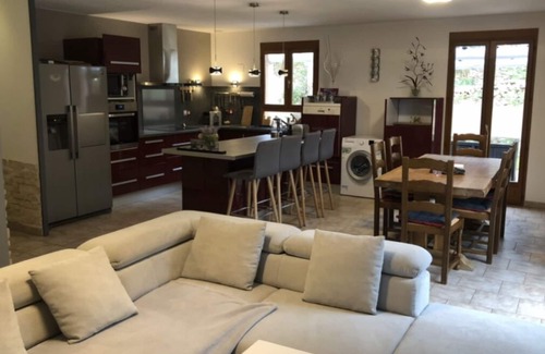 Cuges-les-Pins Villa | Top of Villa swimming pool, Jaccuzzi, BBQ 15Km from the beaches of Cassis La Ciotat