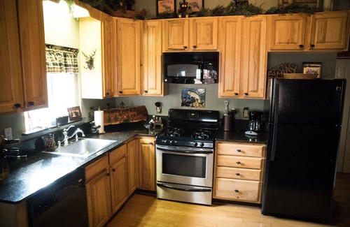 Bass Lake Cabin | TOP RATED BASS LAKE - YOSEMITE GETAWAY ONE BLOCK FROM LAKE.
