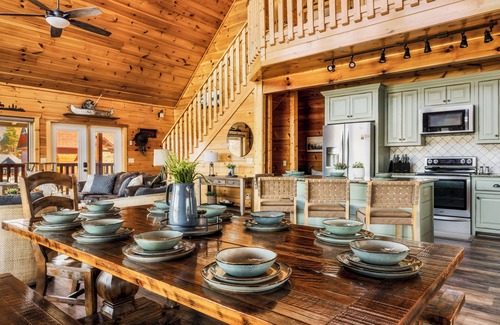 Gatlinburg - Pigeon Forge Cabin | Top-rated neighborhood + Mountain View! Outdoor + Indoor Pools