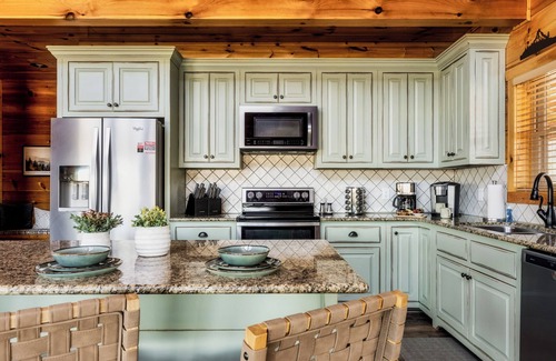 Gatlinburg - Pigeon Forge Cabin | Top-rated neighborhood + Mountain View! Outdoor + Indoor Pools