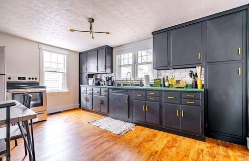 Chillicothe House | Top Rated - Parking Free - CLEAN - PRIME Location