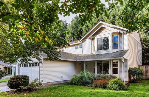 Vancouver House | Top Relaxation Spot! Hot tub, Grill, AC and WiFi in Vancouver