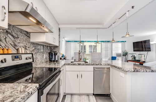 Diamond Head - Kapahulu - St. Louis Condo | Top Remodel of a gorgeous Diamond Head Oceanfront Lanai Condo - Sleeps 4