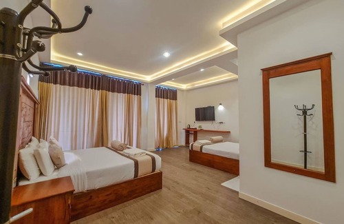 Nuwara Eliya Apartment | TOP RICH HOTEL- Family Room, Lake View #1
