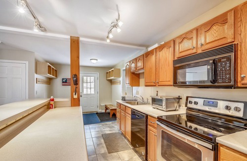 Killington House | Top Star Fabulous 7-bedroom house in the heart of Killington with AC and a private hot tub.