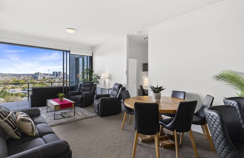 Kangaroo Point Apartment | Tope Floor Two Bedroom Unit with Wifi & Parking