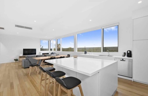 Torquay House | Torquay Point: Ocean Views and Rooftop Terrace