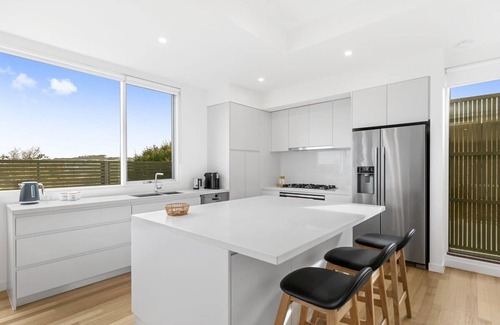 Torquay House | Torquay Point: Ocean Views and Rooftop Terrace