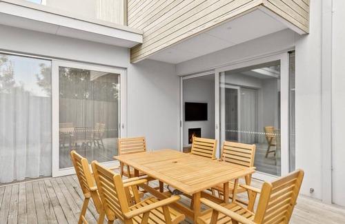 Torquay House | Torquay Point: Ocean Views and Rooftop Terrace