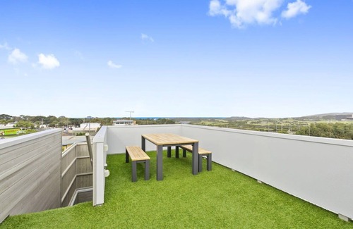 Torquay House | Torquay Point: Ocean Views and Rooftop Terrace