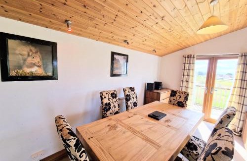 Kelty Ski Chalet | Torridon 12 with Private Hot Tub - Fife - Loch Leven - Lomond Hills