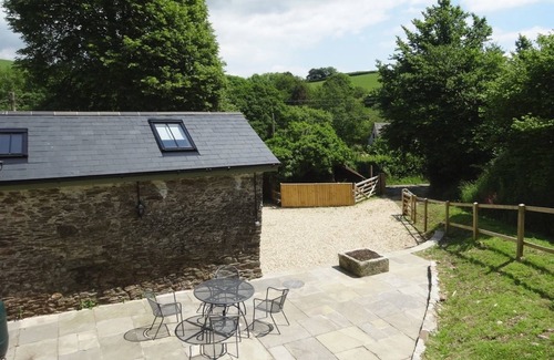 Burgh Island Cottage | TORRINGS BARN, pet friendly, with a garden in Aveton Gifford